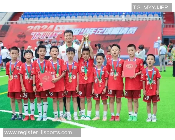 运动最新数据重庆足球队配合引发热议球迷对战术执行和团队默契提出质疑